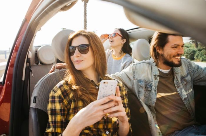 Tourists distracted while sightseeing in car, risking a car accident.

