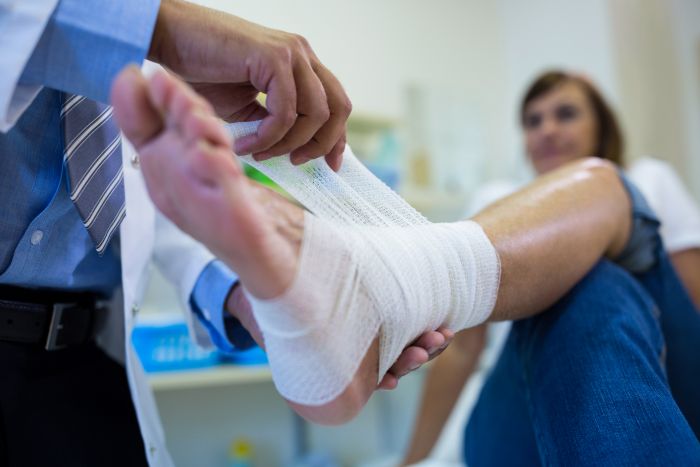Patient discussing injuries with a doctor after a Miami car accident.